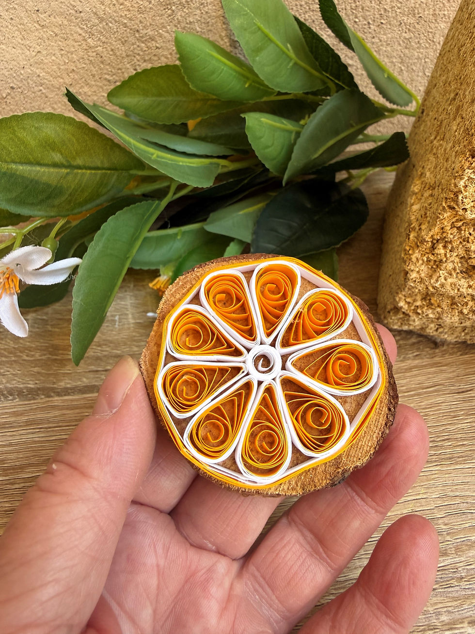 Miniature : Rondin de bois & Orange en quilling –  Décoration artisanale faite main