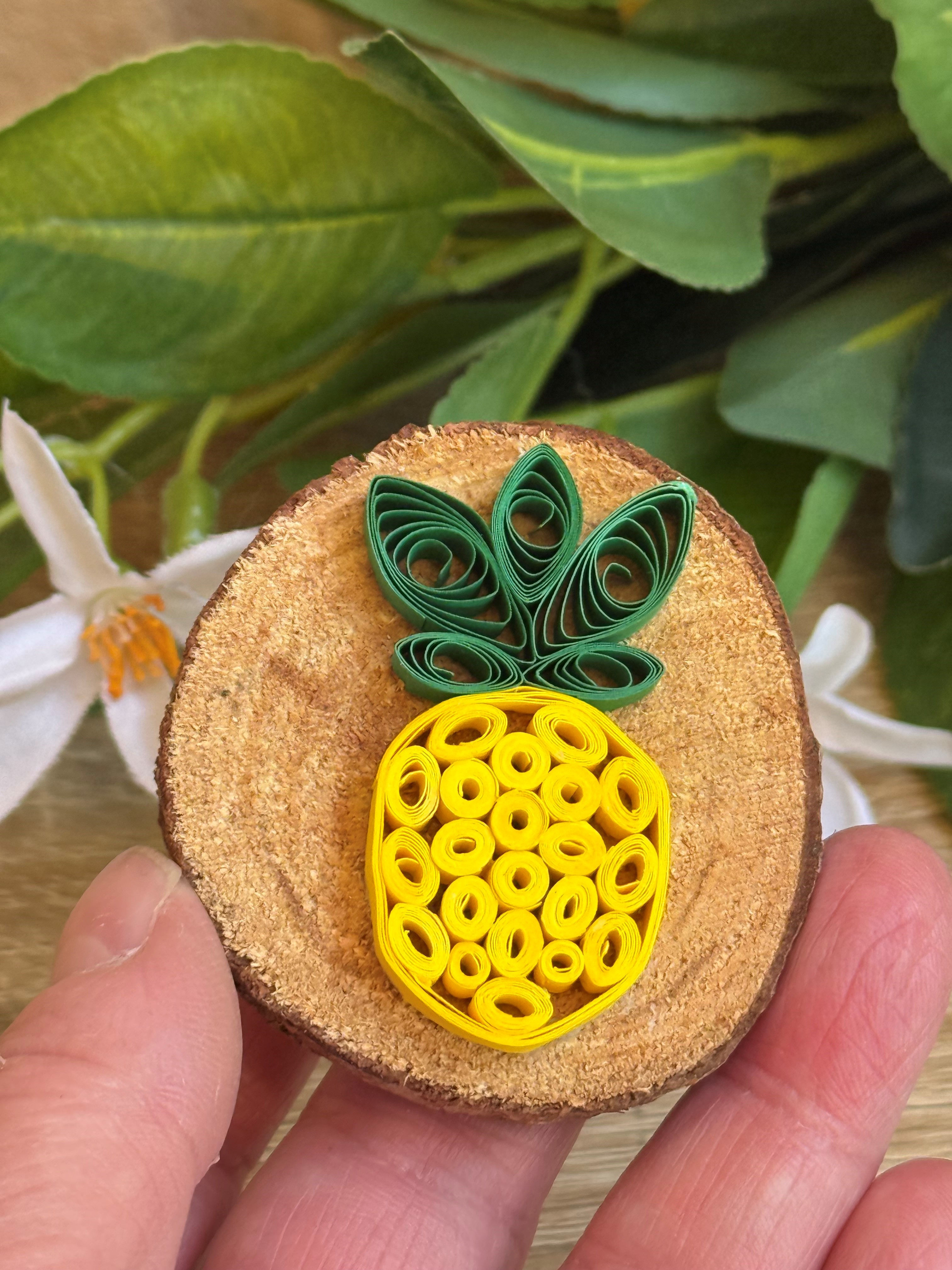 Rondin de bois & Ananas en quilling  – Décoration artisanale faite main