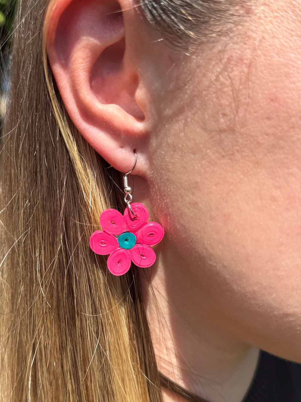 Miniature : Boucles d'oreilles fleurs fuchsia à cœur bleu canard en quilling - Fait main