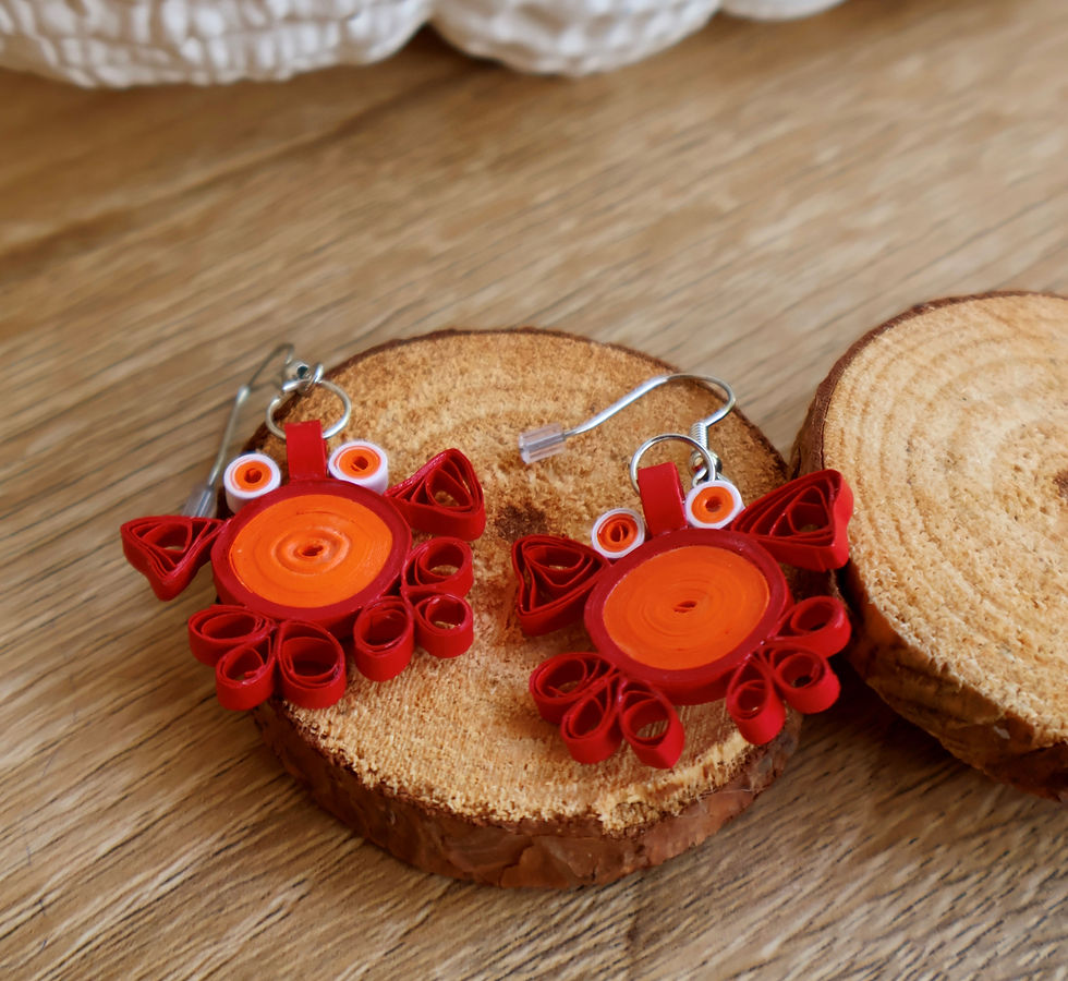 Thumbnail: Boucles d'oreilles petits crabes en quilling - création artisanale