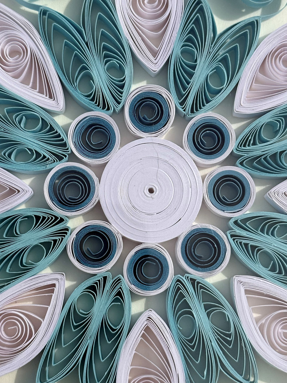 Miniature : Flocon en quilling – Cadre bois 3D fait main – Décoration hivernale élégante 