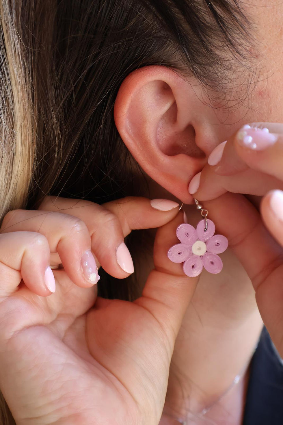 Miniature : Boucles d'oreilles Fleur Lavande à cœur blanc en quilling – Fait main