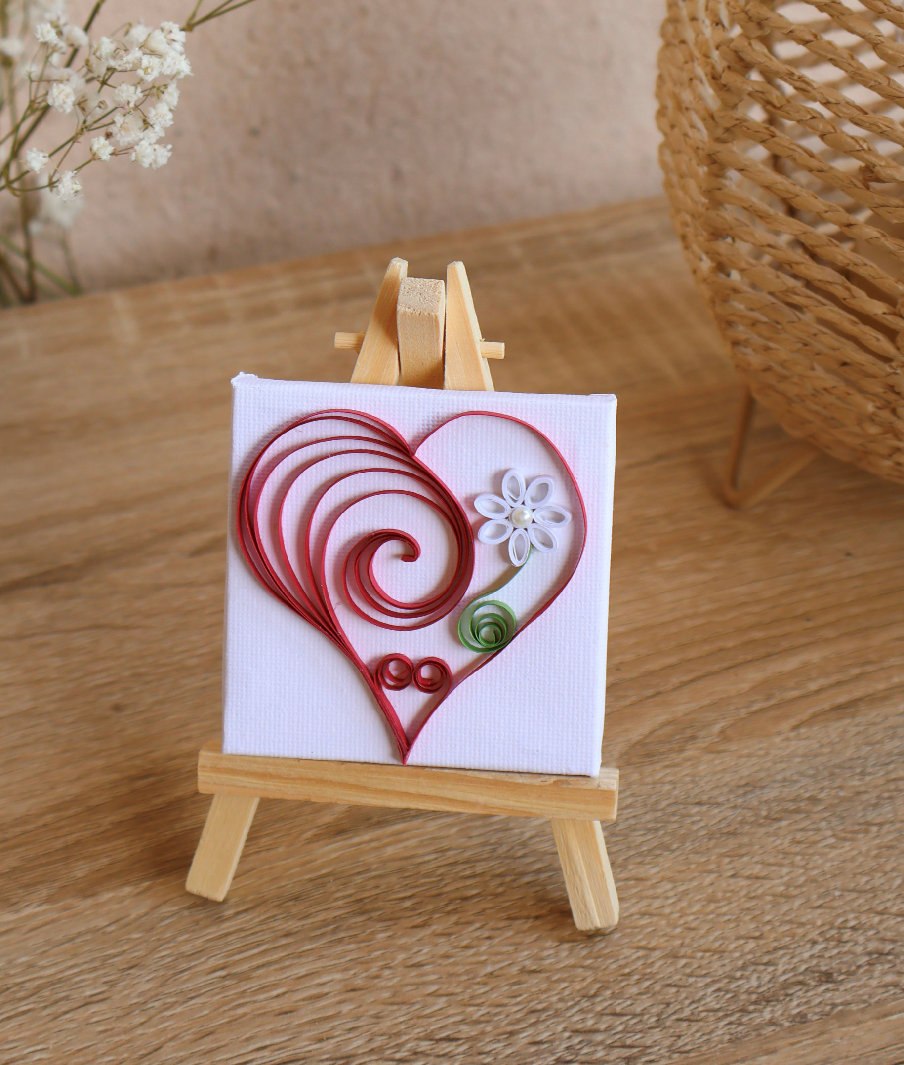 Cœur brun en quilling sur chevalet – décoration naturelle cocooning fait main