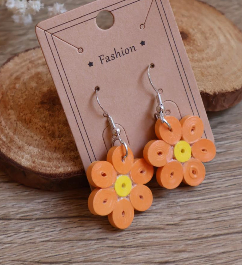 Miniature : Boucles d'oreilles Fleur Orange à cœur jaune en quilling – Fait main
