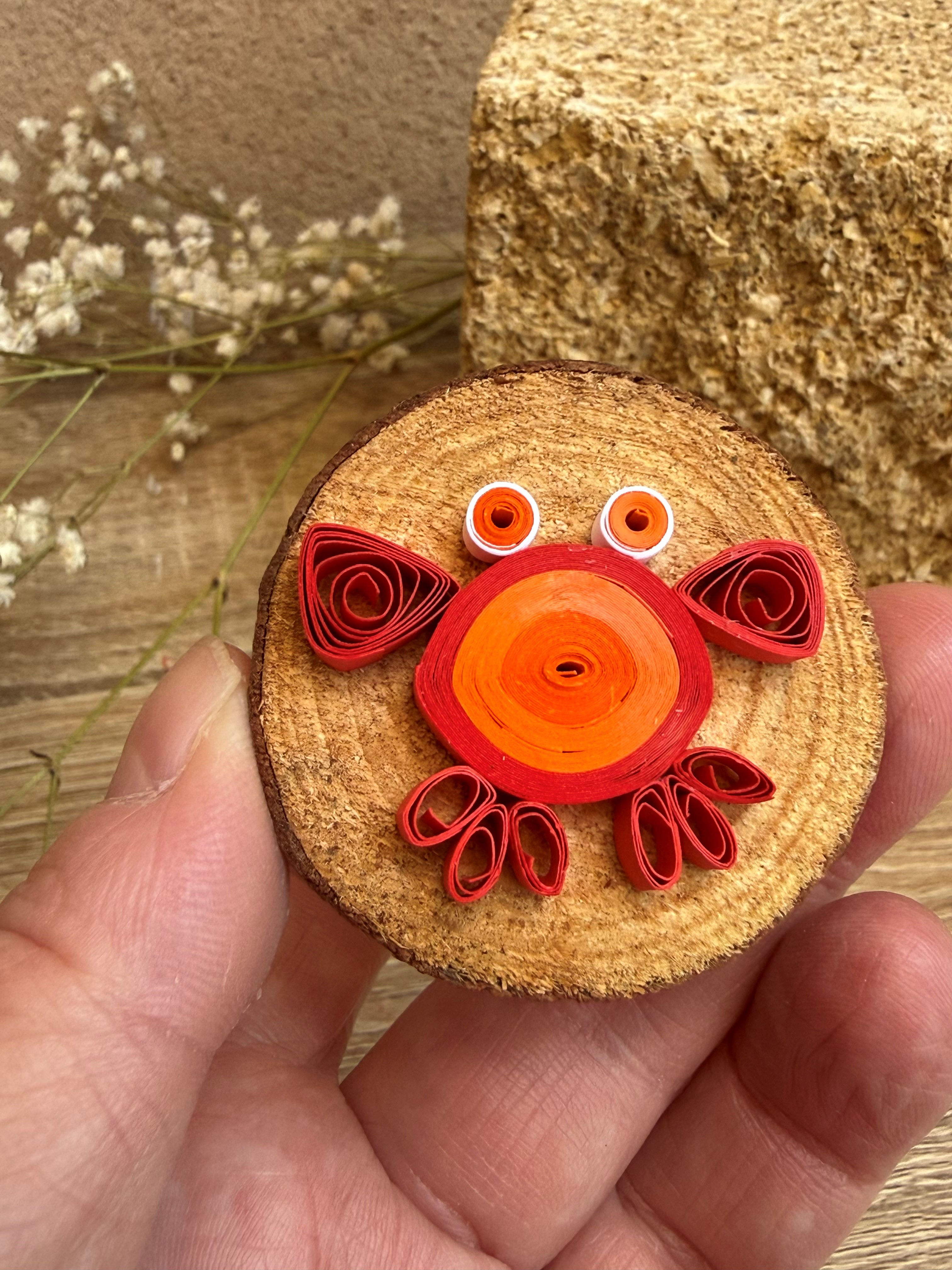 Rondin de bois & Crabe rouge en quilling - Décoration artisanale faite main