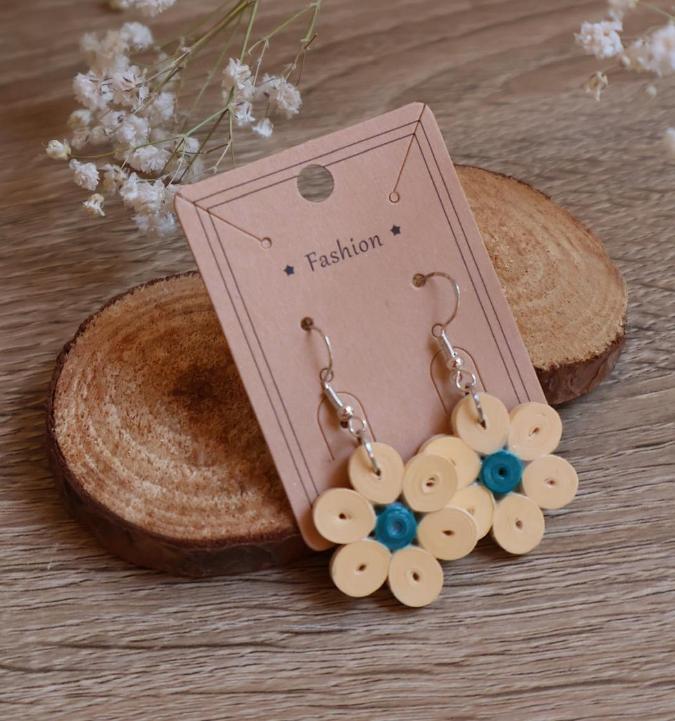 Miniature : Boucles d'oreilles Fleur Vanille à cœur vert canard en quilling - Fait main