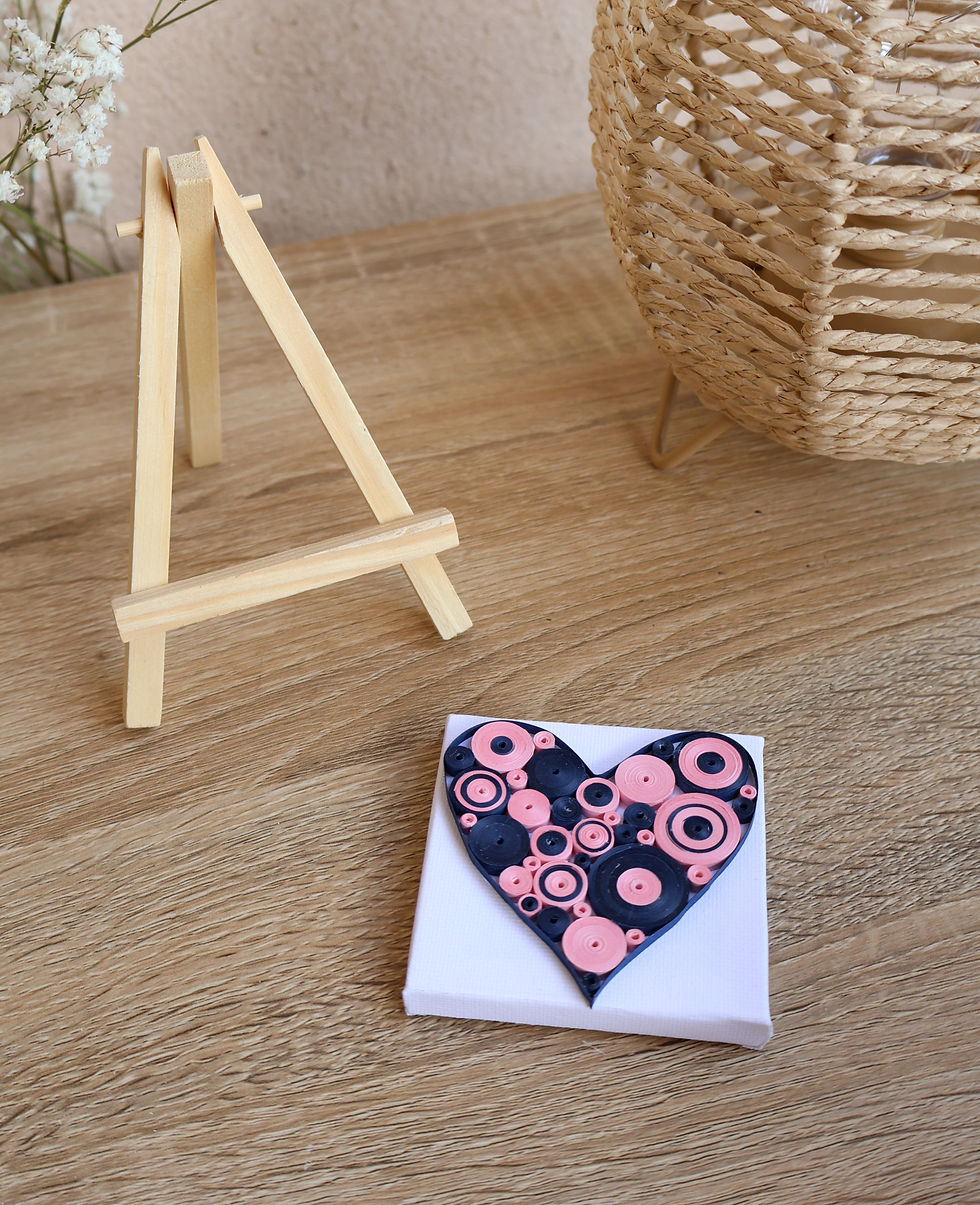 Miniature : Cœur rose et noir en quilling sur chevalet – décoration moderne fait main