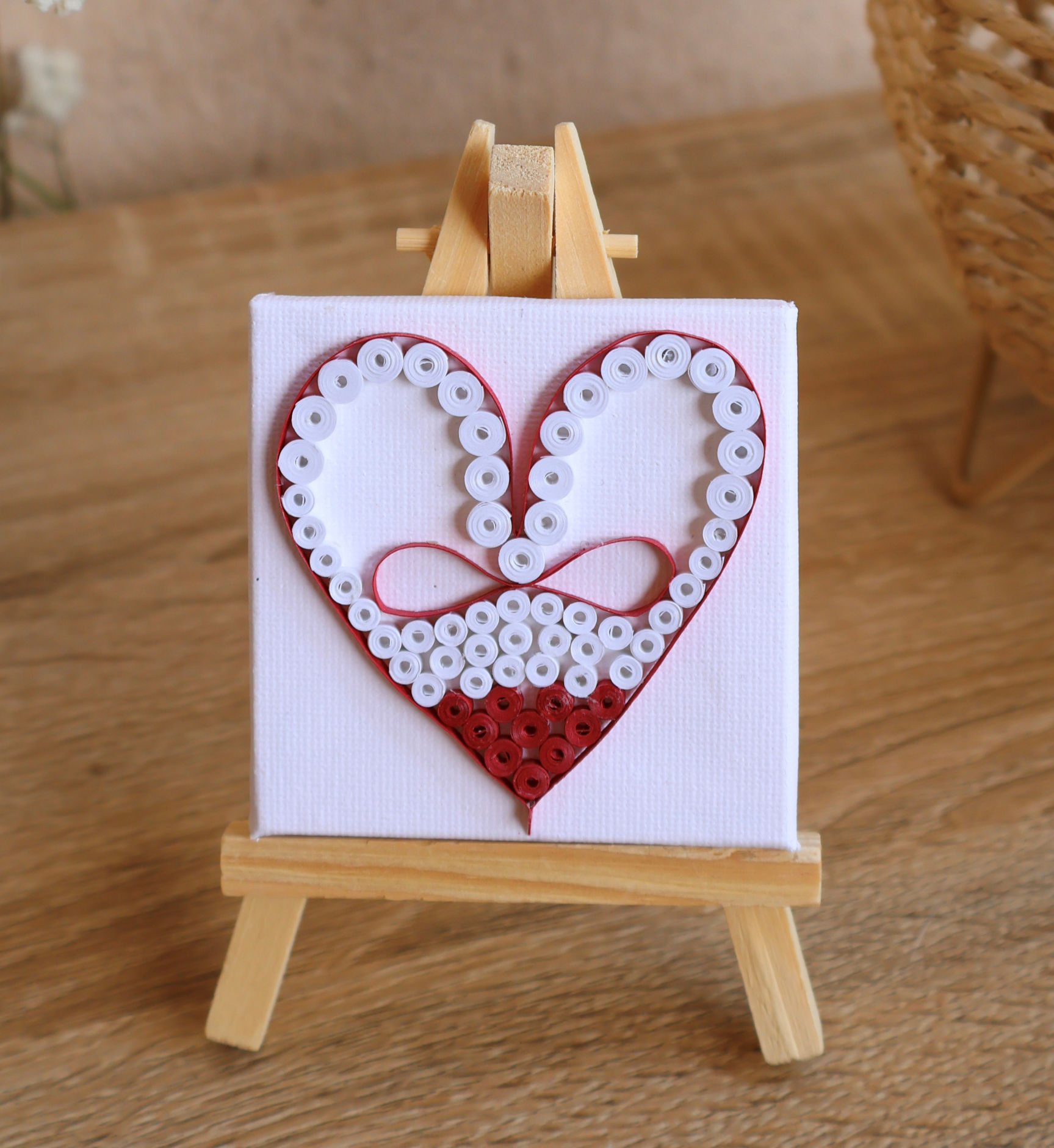 Cœur St Valentin en quilling sur chevalet - mini tableau romantique fait main