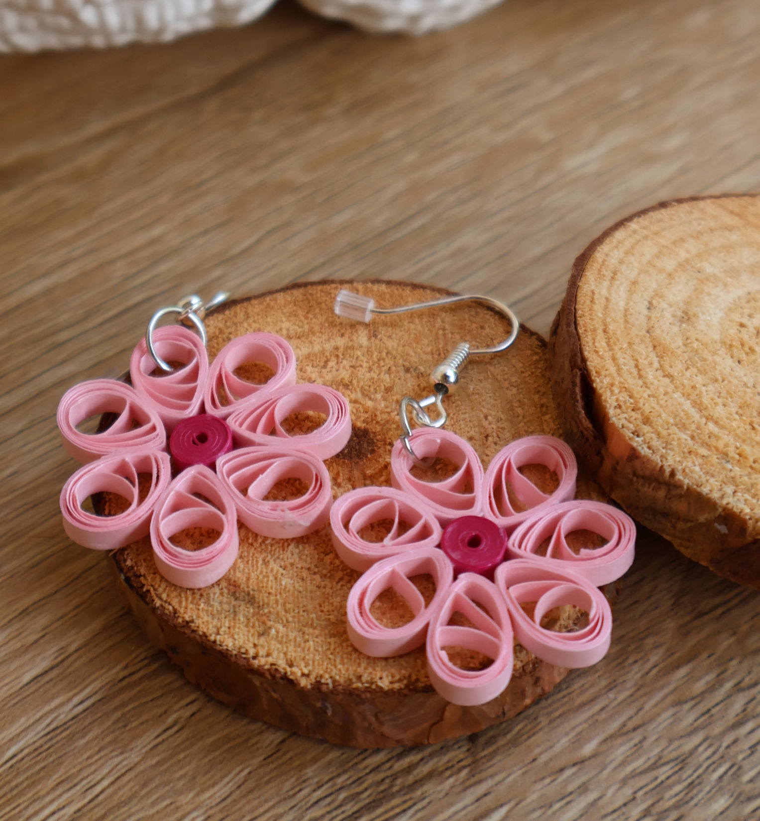 Boucles d'oreilles Fleur Rose tendre en quilling – Bijou artisanal fait main