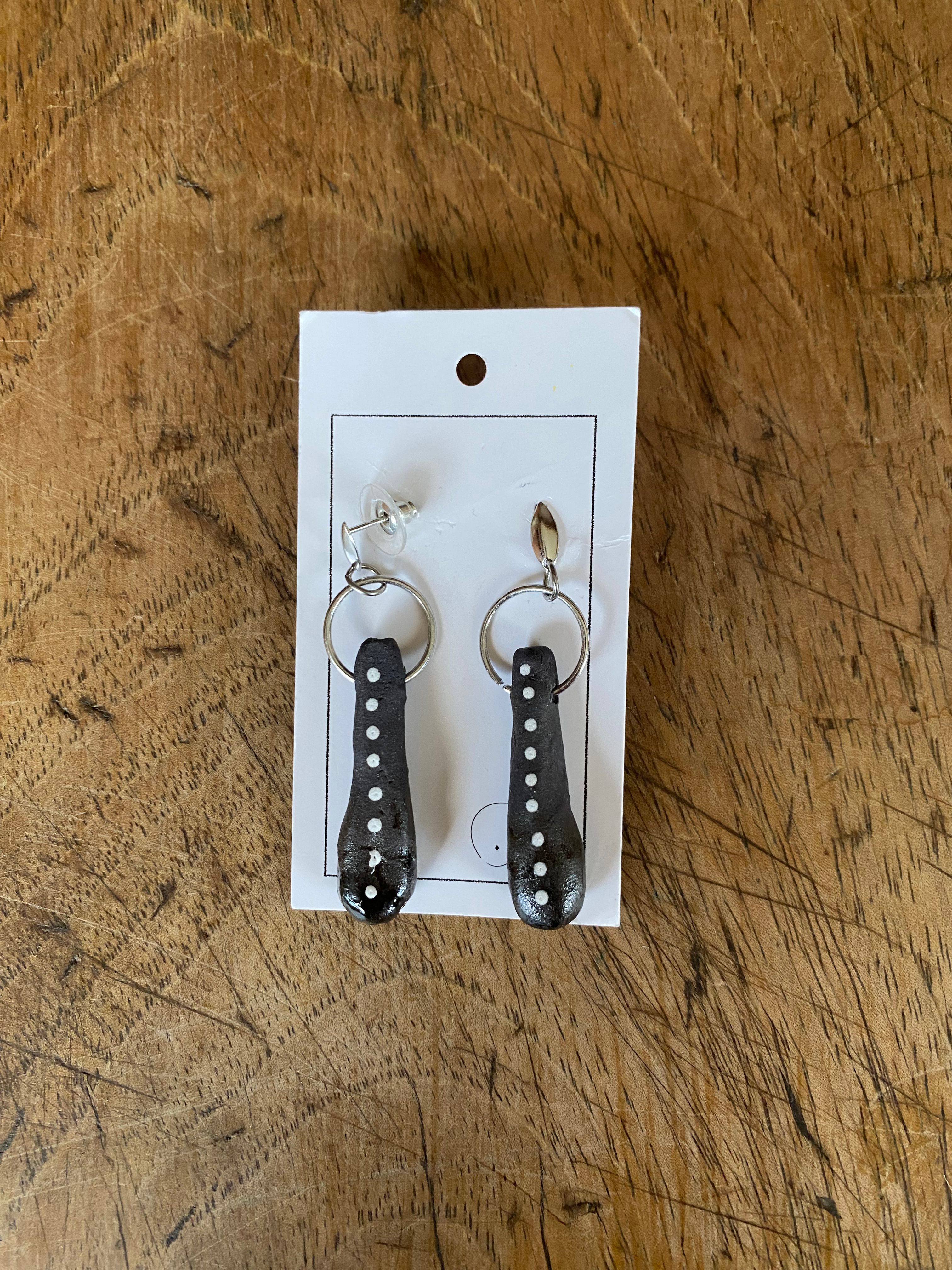 Brinco Pino Gota  Cerâmica Preta c/desenho pintas brancas