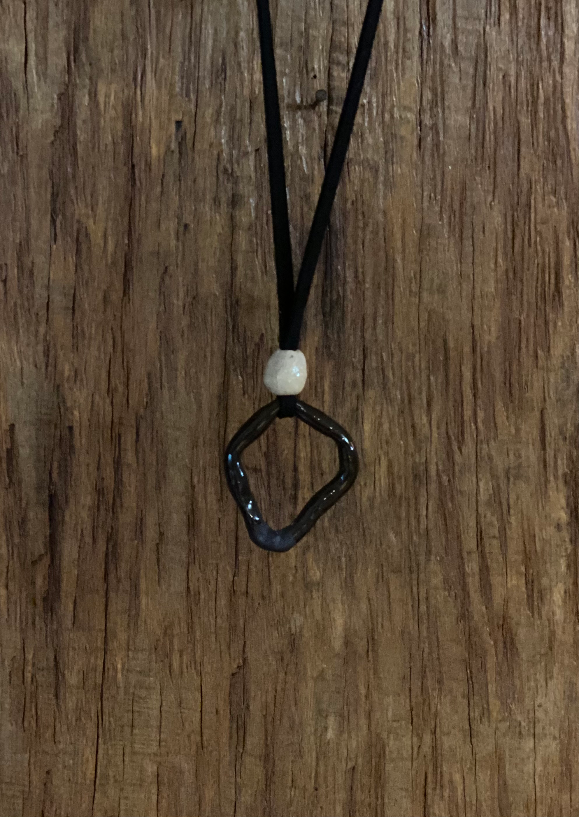 Colar Couro Preto  Peça de Cerâmicas Elo Preto e  Esfera Areia