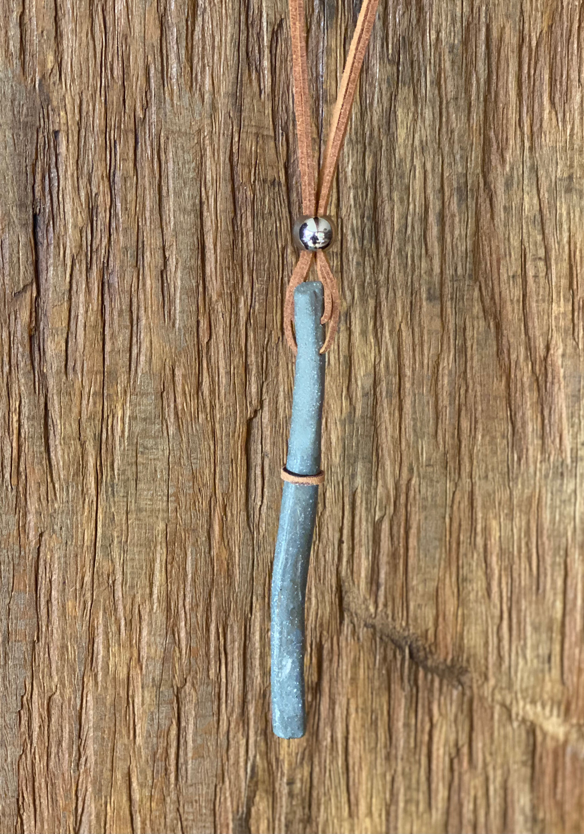 Colar 2 Fio de Couro Ferrugem Cerâmica Pino Gigante Azul Je