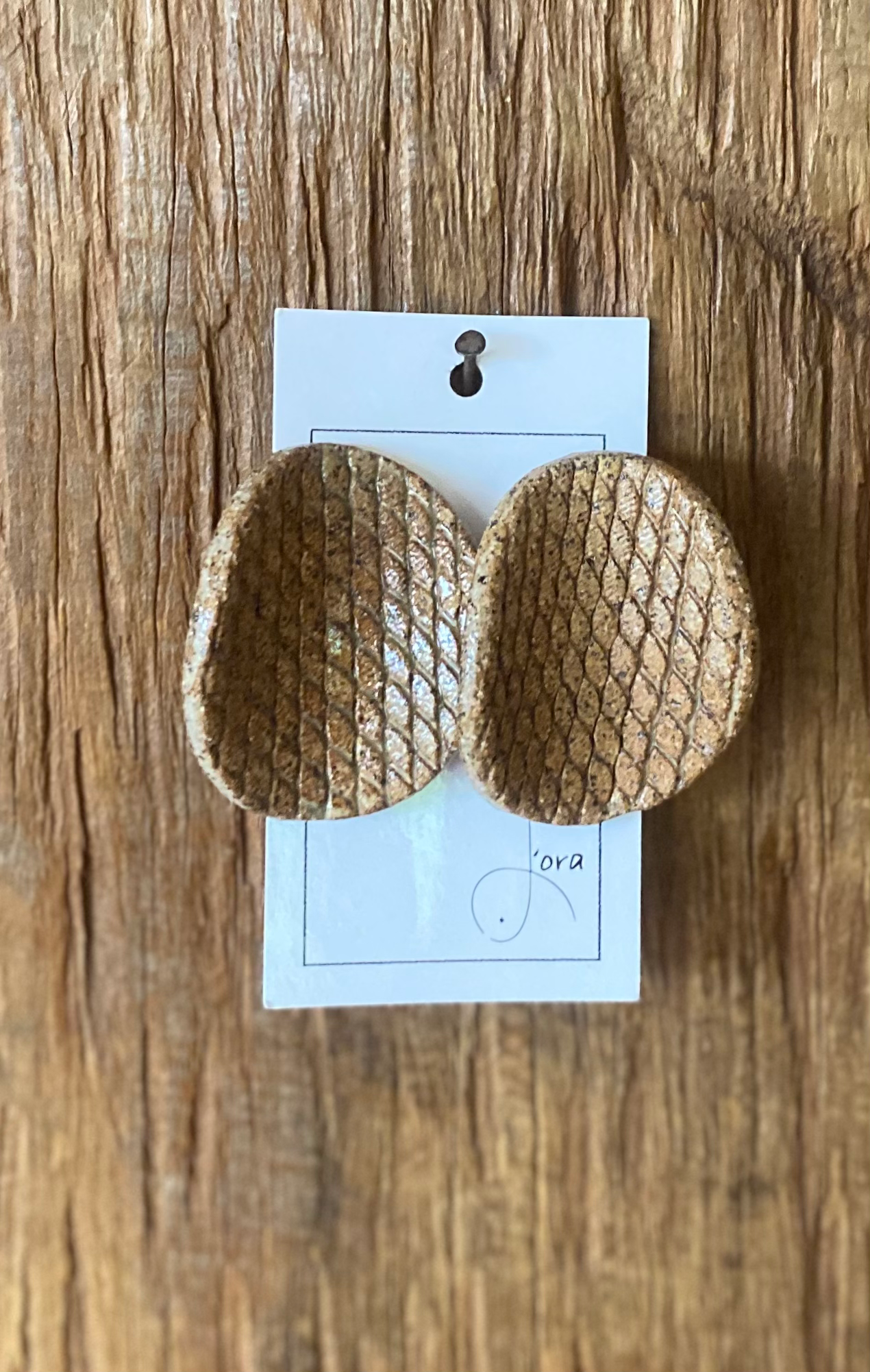 Brinco Pino Geométrico Cerâmica Disco Textura Colmeia Ferrugem