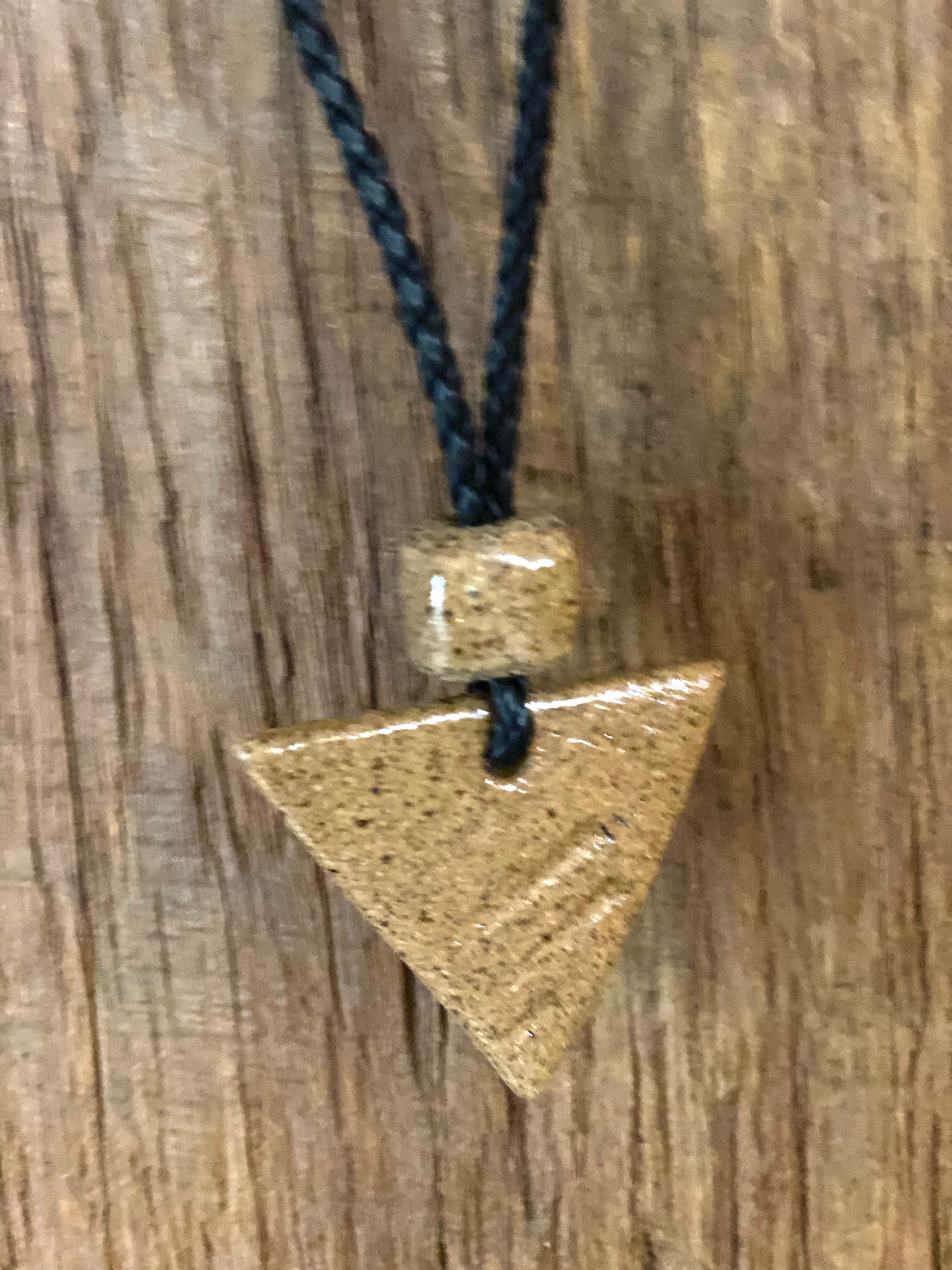 Colar Trança de Couro  Preto Cerâmica Triângulo e Cubo  Terra 