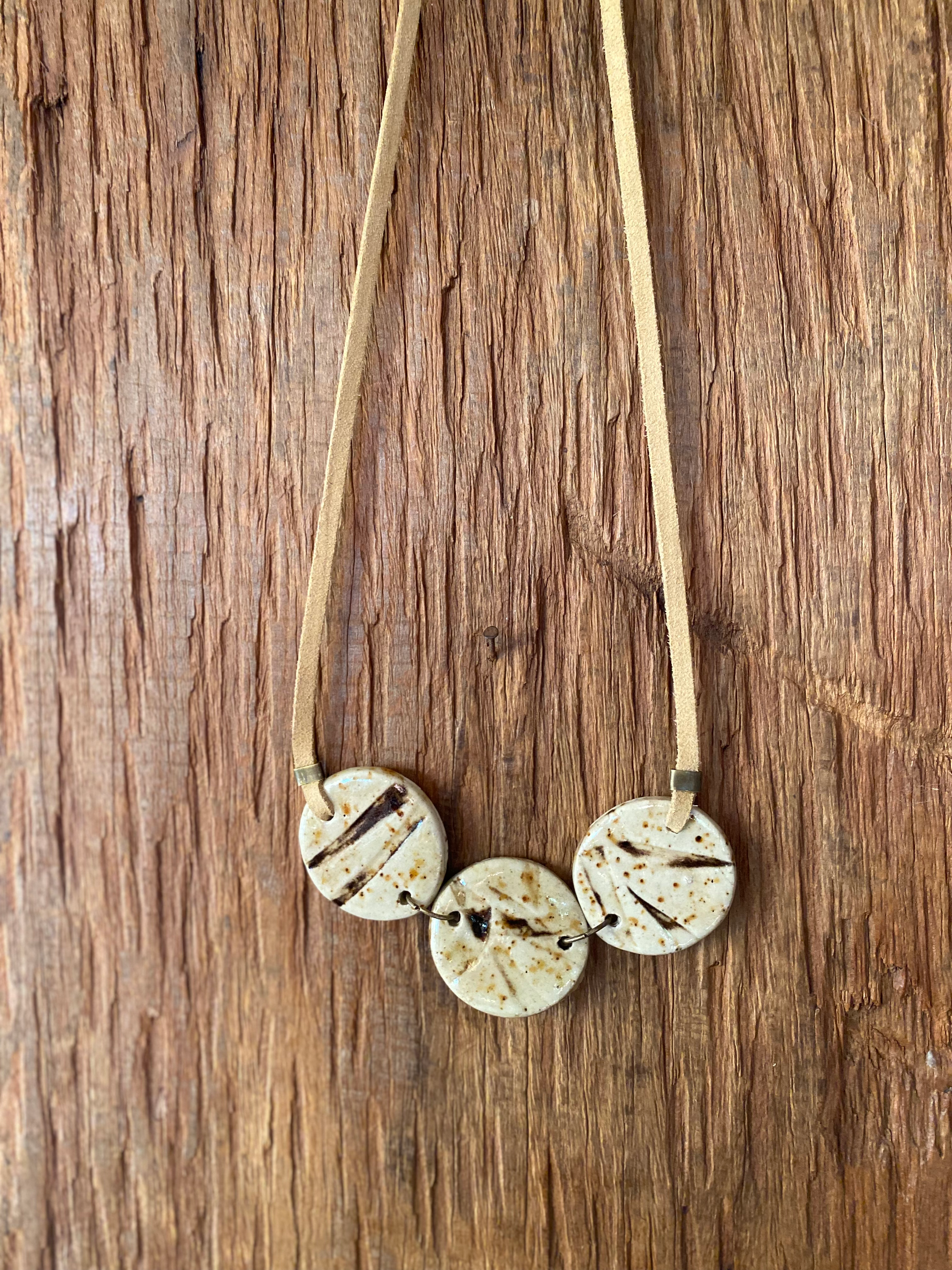 Colar de couro Natural Creme 3 Pecas Placas Mescla Creme/Preto