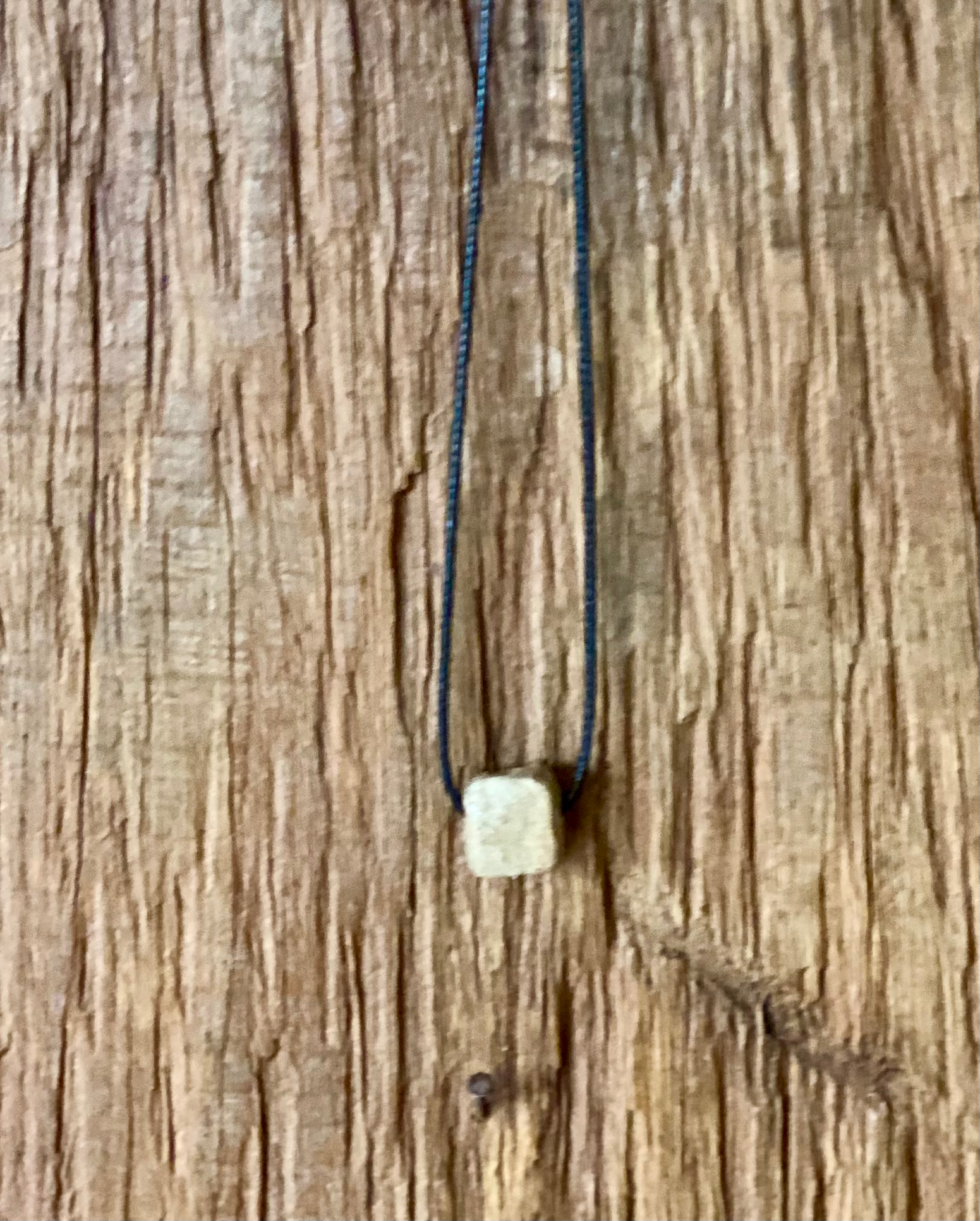 Colar  Fio de Seda Preto  Peça de Cerâmica Cubo Marrom