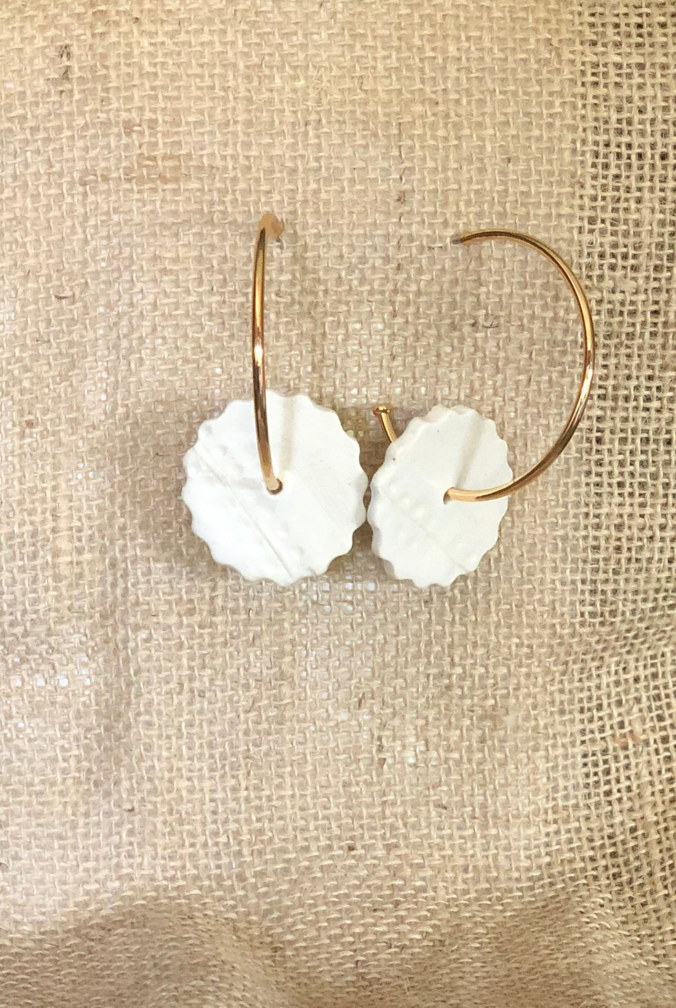 Miniatura: Brinco Argola Aberta Dourado  Cerâmica Disco Branco