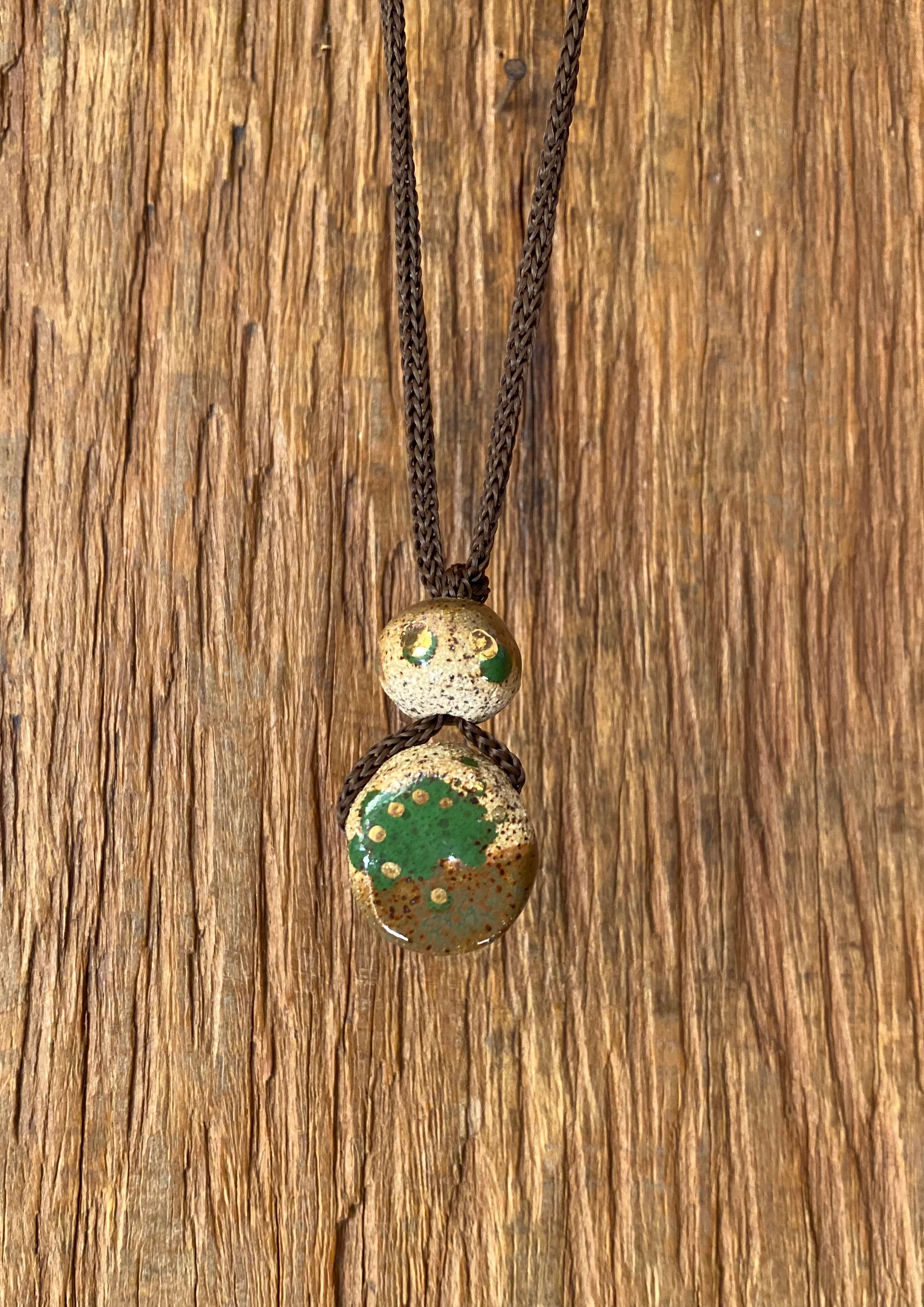 Colar Seda Marrom Cerâmica Duas Esferas Pintura Verde Floresta c/detal