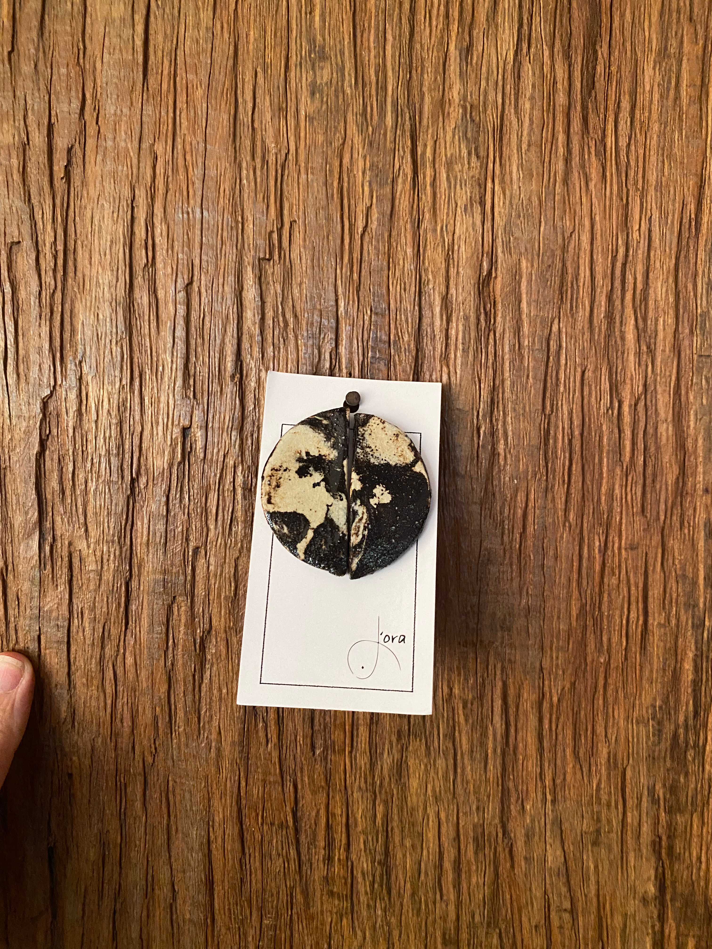Brinco Pino peça Cerâmica Preto Porcelana Meia Lua Mescla Preta