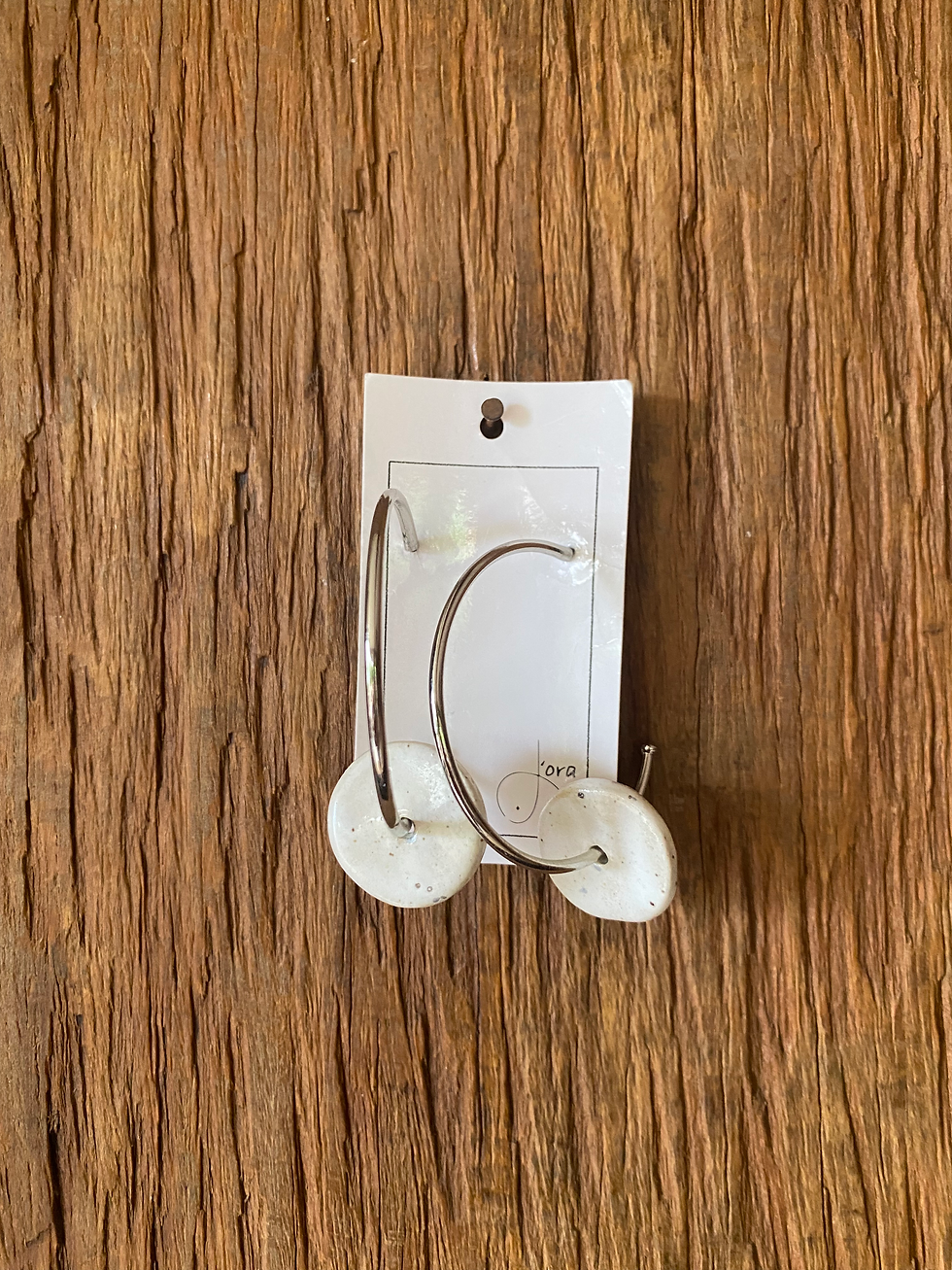 Brinco Argola Aberta Prateada Cerâmica Disco Branco Pinta