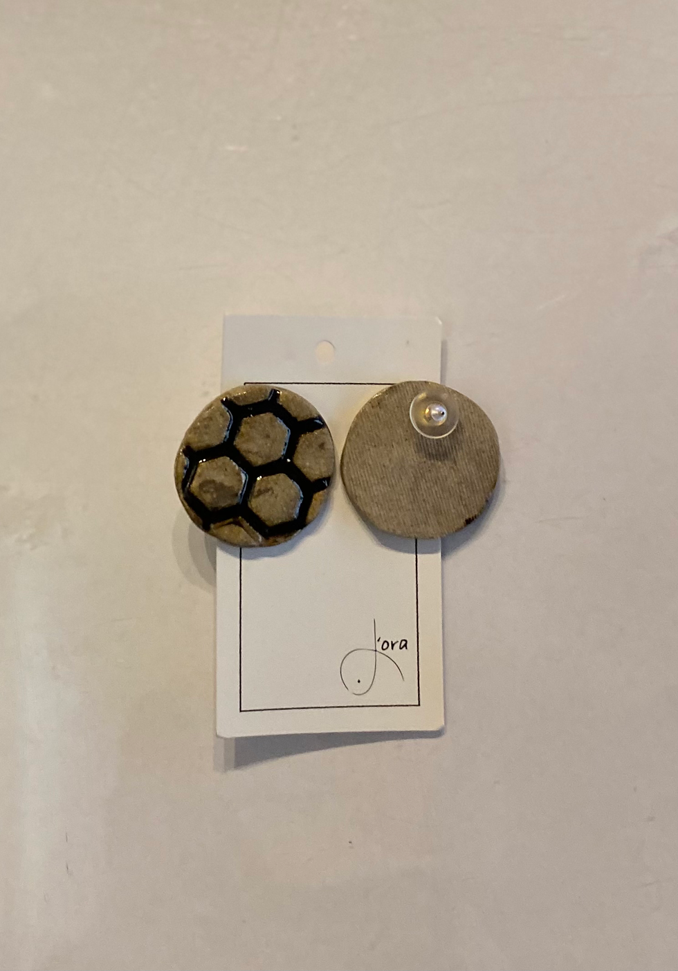 Miniatura: Brinco Pino Cerâmica Disco Areia Textura Favo Preta