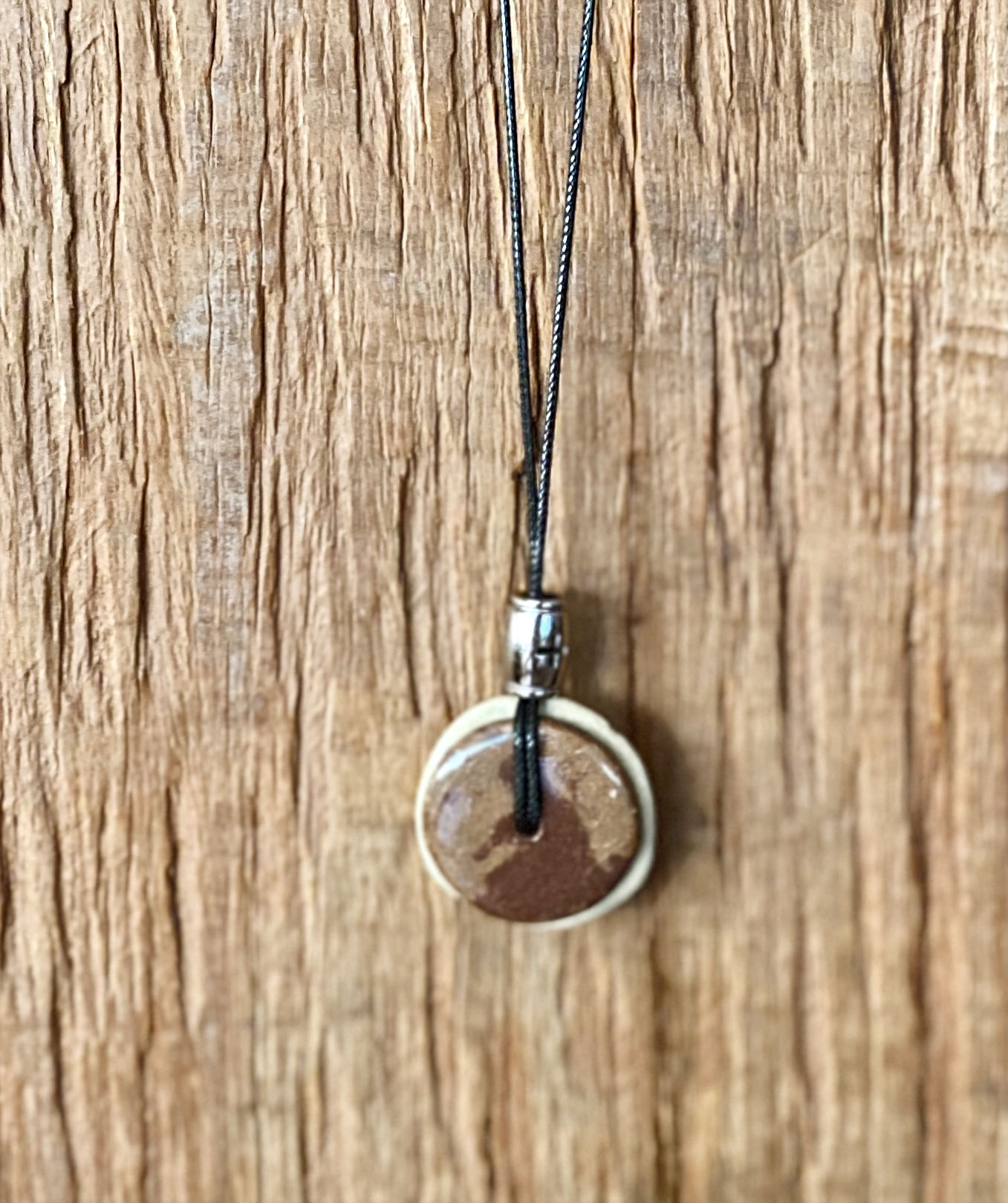 Colar Fio de Couro  Preta  Peça de Cerâmica Dois Discos Areia e Marrom mescla