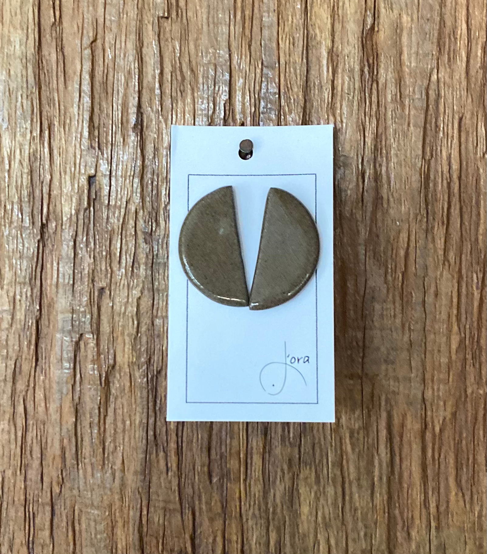 *Brinco Pino Geométrico Meia Lua Cafe c/leite