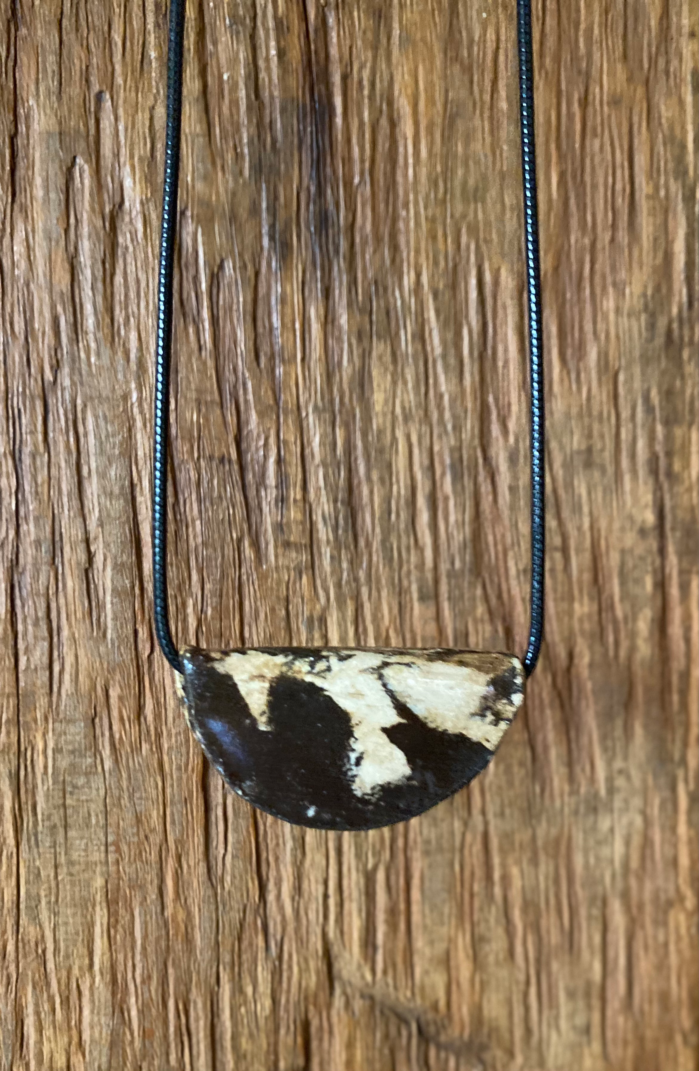 Colar fio de Seda Preto com peça  cerâmica disco dobrado creme e marrom