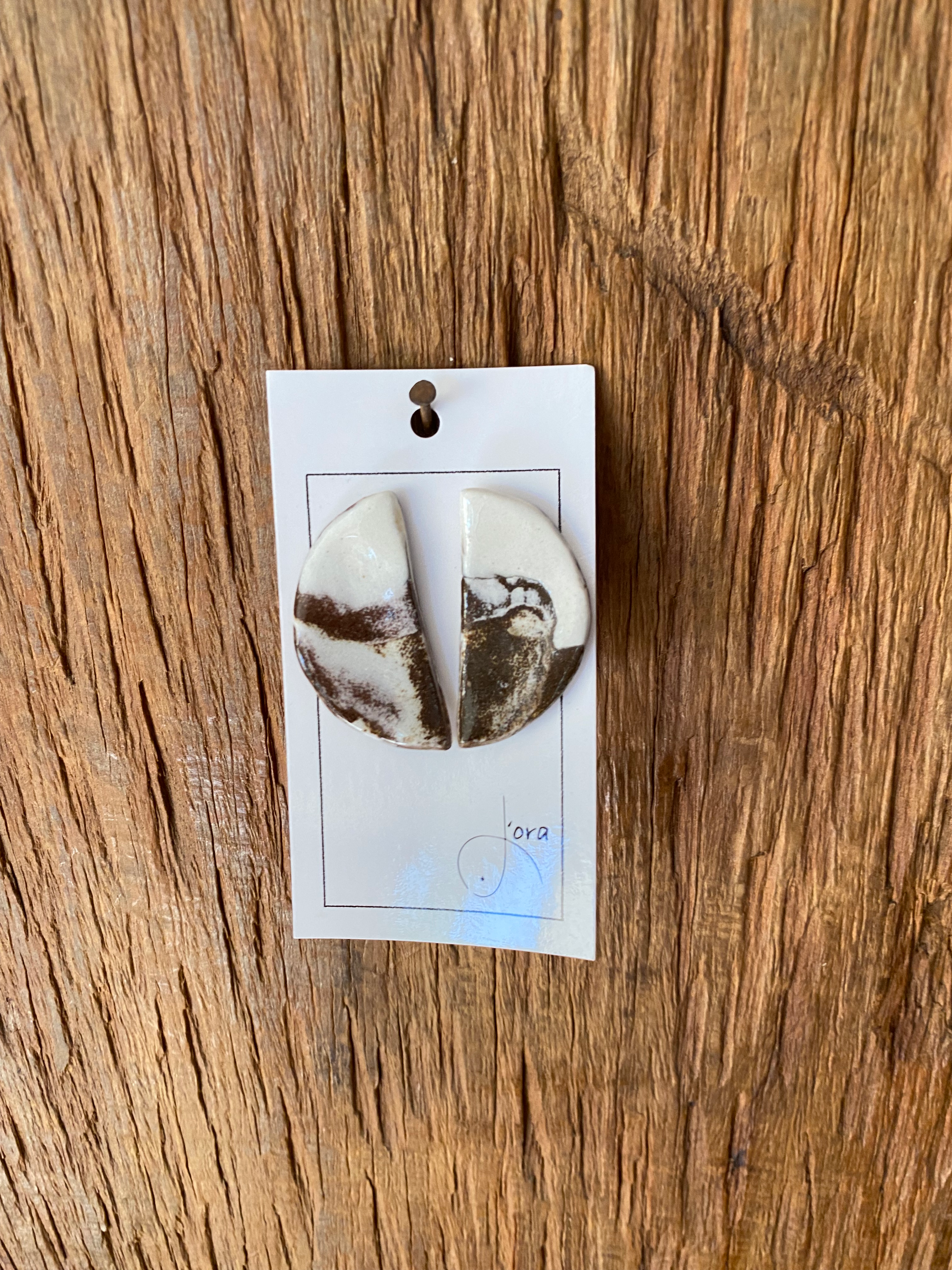 Brinco Pino Geométrico Meia Lua Mescla Branco  e Ferrugem