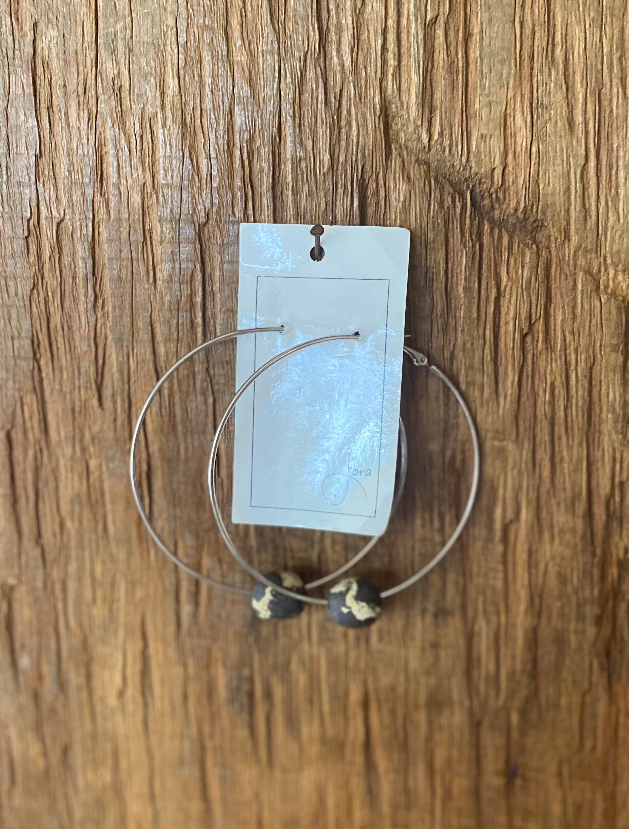 Brinco Argola  G Prateada Cerâmica Esfera Mescla Cru e Preto