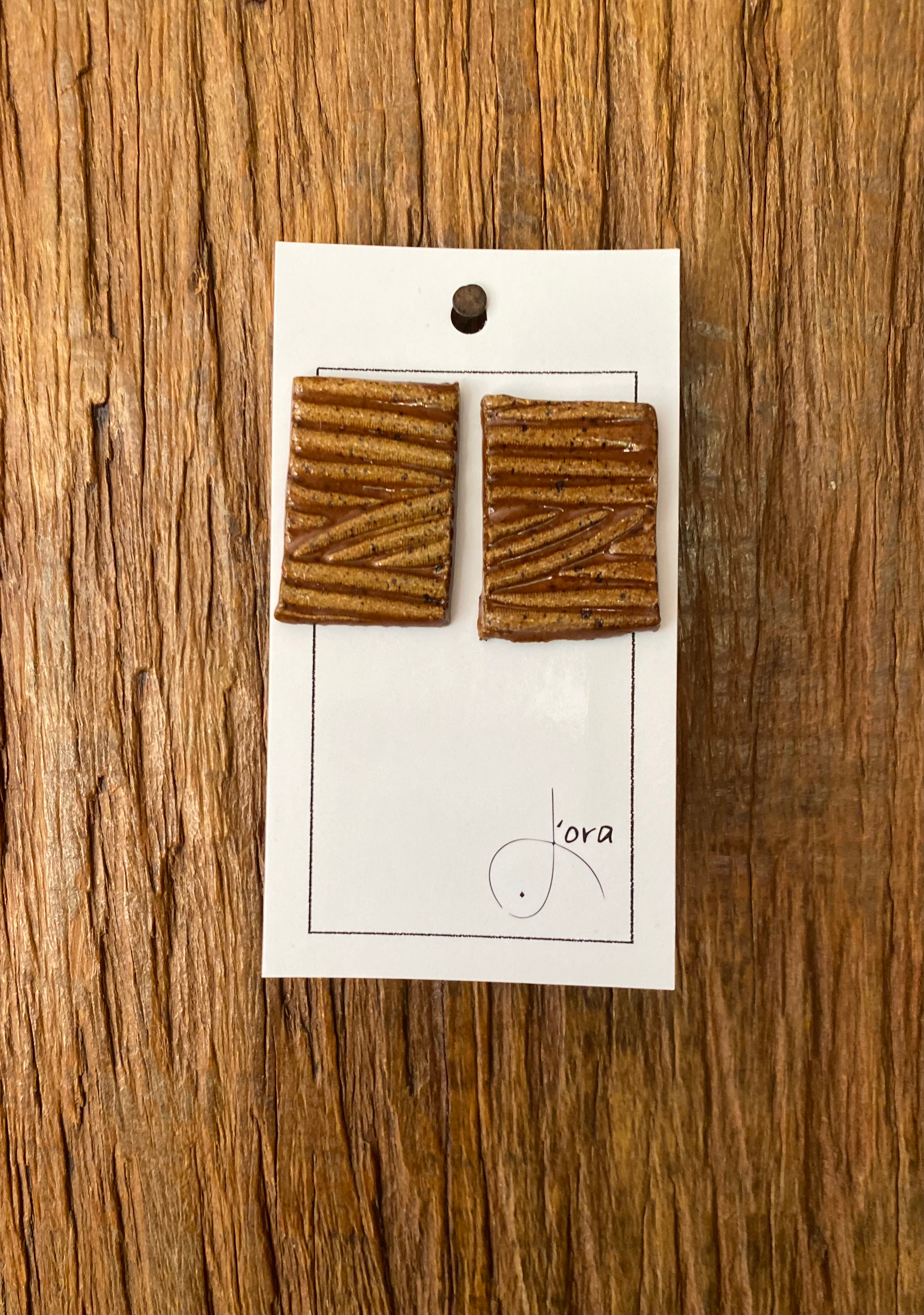 *Brinco Pino Geométrico Retangulo Textura Nervura Marron