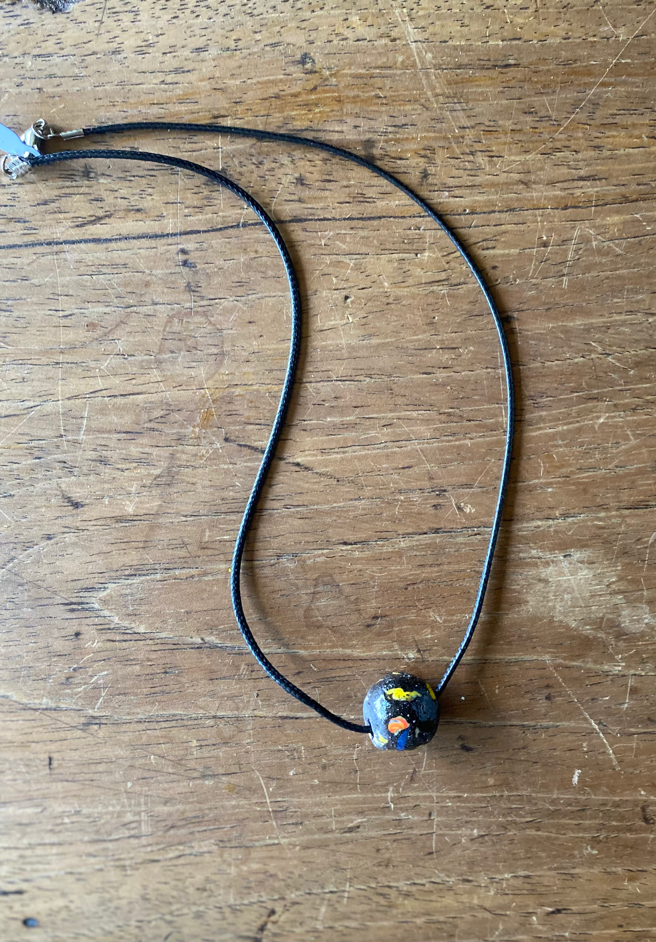 Colar Fio de Seda Preto Peça de Cerâmica Esfera Mescla Preto/Amarelo/laranja