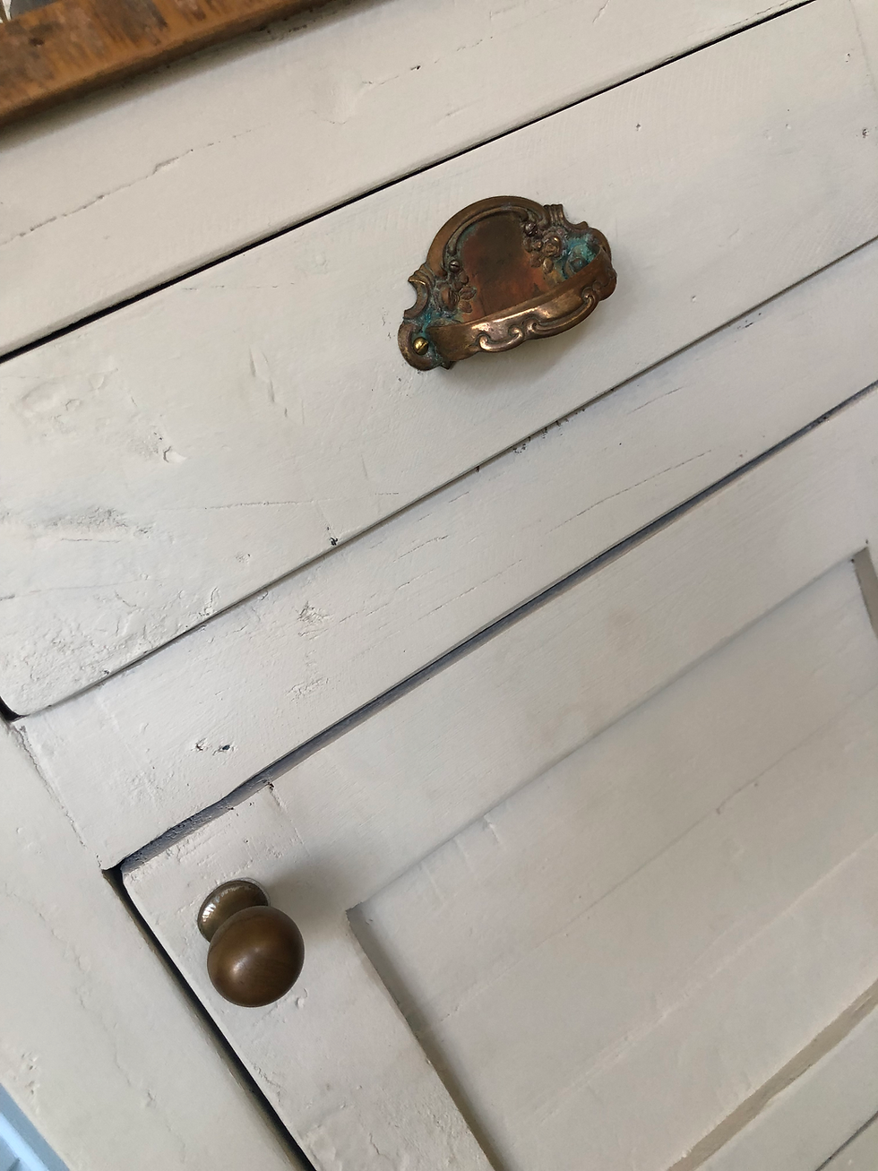 Miniaturbild: Altholz Schränkchen klein sanft weiss Jugendstil Messing Griffe