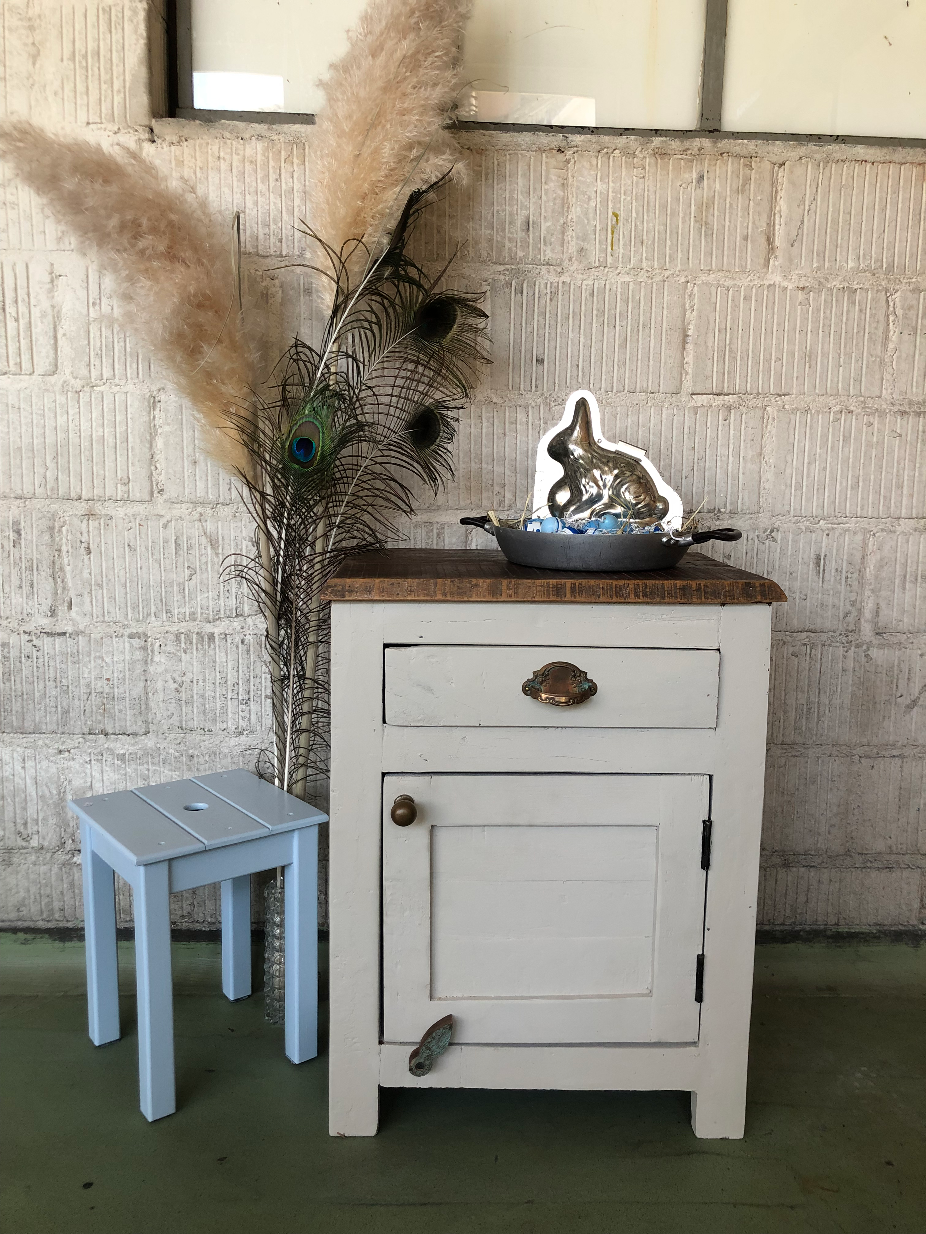 Altholz Schränkchen klein sanft weiss