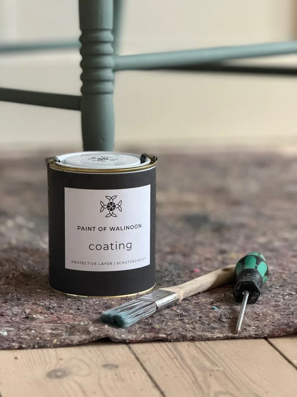 Farbe und Werkzeug für Möbelupcycling