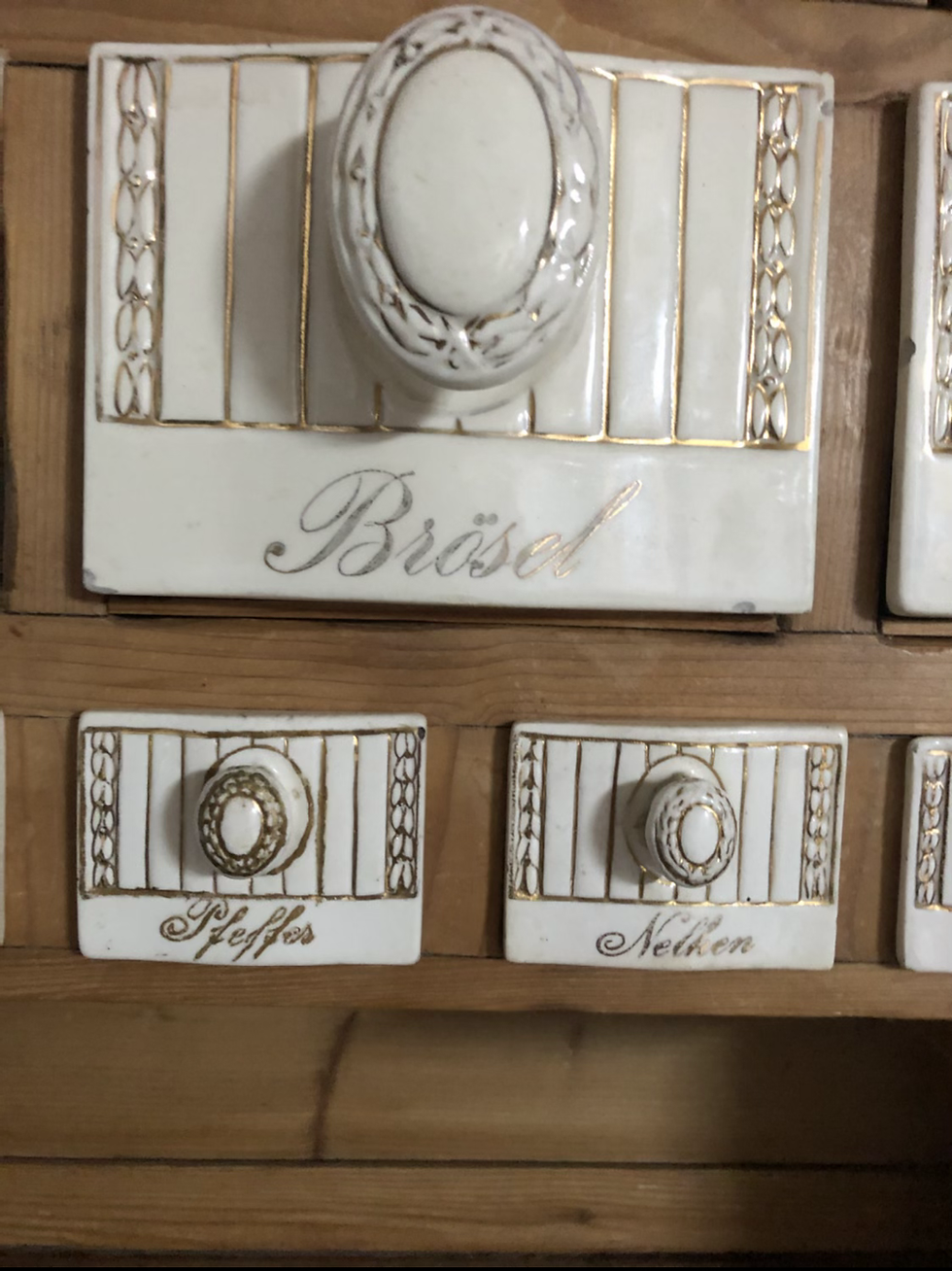 Miniaturbild: OMAS KÜCKENSCHRANK