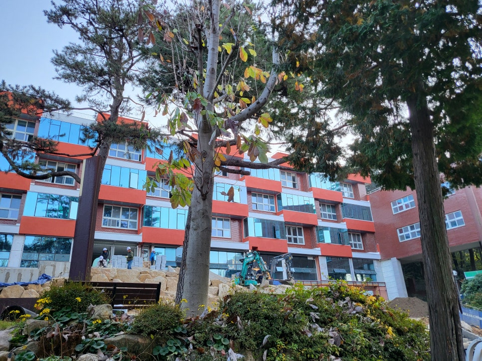 안팎으로 공사 중인 모습