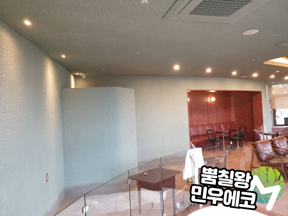 민우에코가 시공한 카페의 노출천장 인테리어 뿜칠