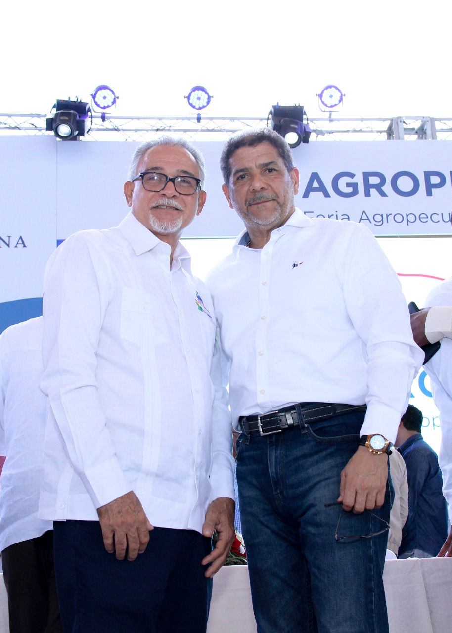 Limber Cruz, Ministro de Agricultura, junto a Ing. Sócrates Díaz Castillo, Administrador General de MERCADOM