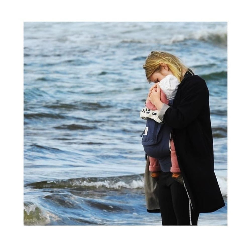 SLEEP CALM Baby Schlafberatung Tina Bernert | Berlin und Umgebung | Tragen von Babys