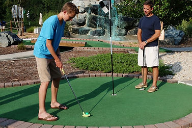 minigolf-family.jpeg