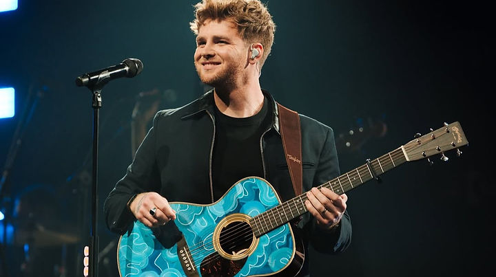 Alex Warren encountered audio issues during his first Grammy performance but recovered quickly, earning praise from fans despite the setback.