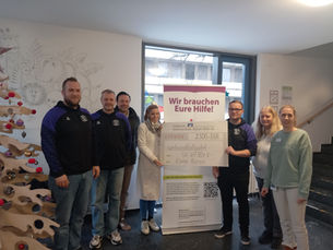 Gruppenfoto mit Spendenscheck über 2.500 Euro für das Kinderpalliativteam „Kleine Riesen“.