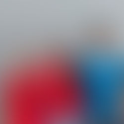 Drei junge deutsche Volunteers (ein Mann, zwei Frauen) lächeln gemeinsam in die Kamera auf einem sonnigen Gelände in Namibia.