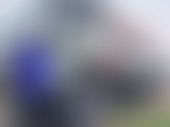 Nahaufnahme von hellgrauen Bausteinen der Firma Nambrick, die ordentlich auf Paletten gestapelt auf der Baustelle der neuen Teambase in Namibia bereitstehen.