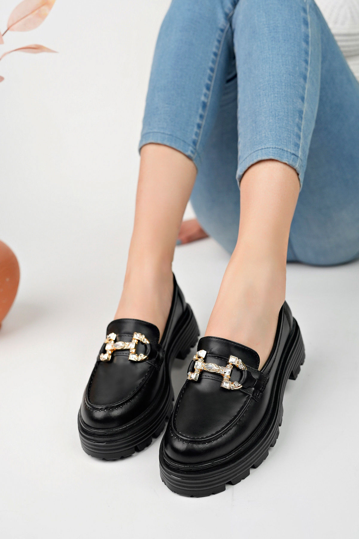 Kadın Kalın Tabanlı Taşlı Tokalı Siyah Cilt Loafer Kolej Ayakkabısı
