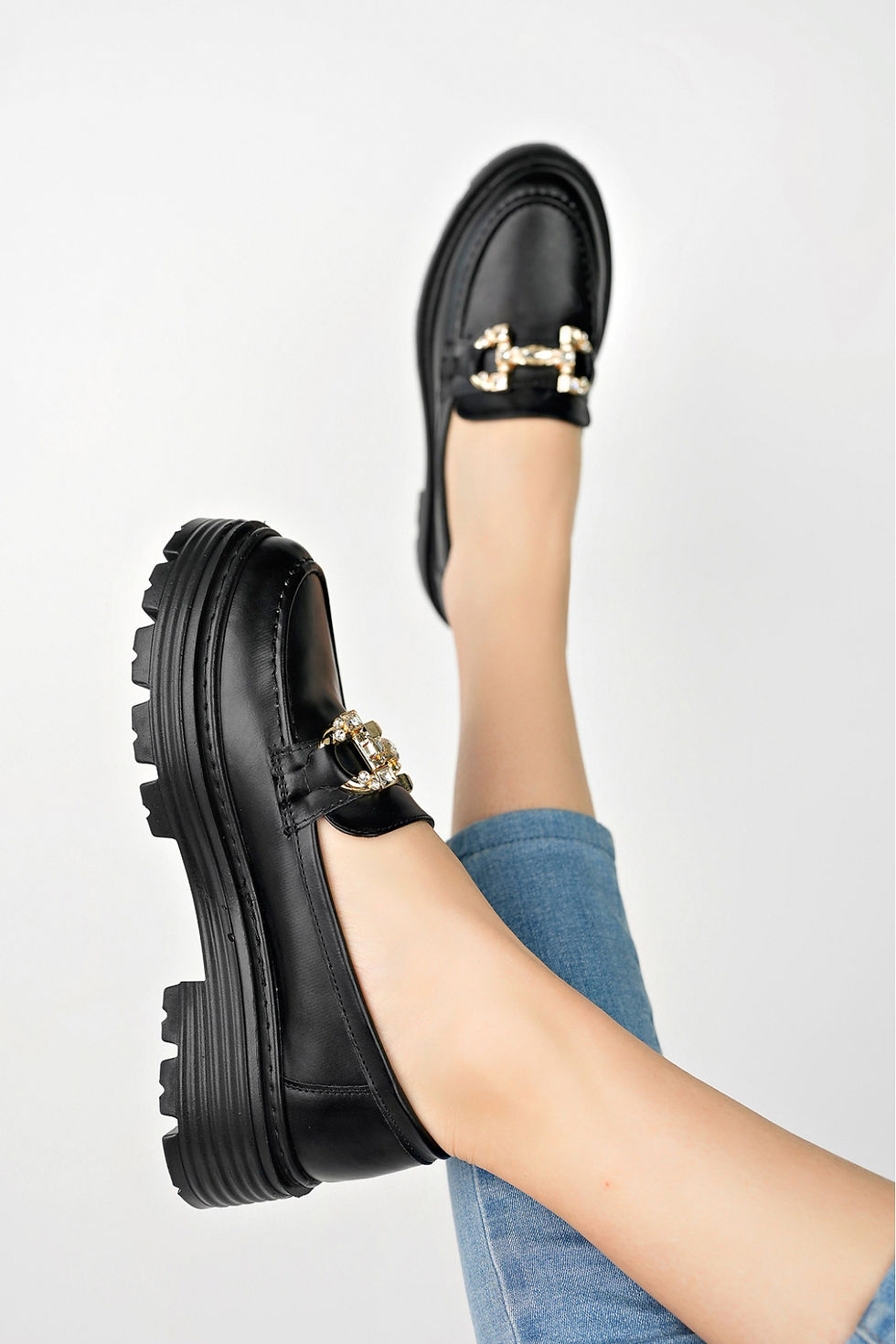 Küçük resim: Kadın Kalın Tabanlı Taşlı Tokalı Siyah Cilt Loafer Kolej Ayakkabısı