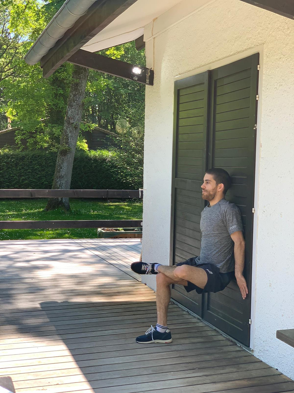 Même exercice que la chaise avec une difficulté supplémentaire : vous devez poser votre pied sur le genou.