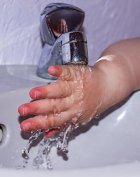 toddler-hand-hand-finger-water-1893255.jpg