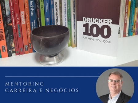 Há alguns anos, não sei precisar a data, fui agraciado com o livreto da imagem de publicação, que trás os pensamentos inspiradores de um gênio da Administração Moderna, o Sr. Peter Drucker
